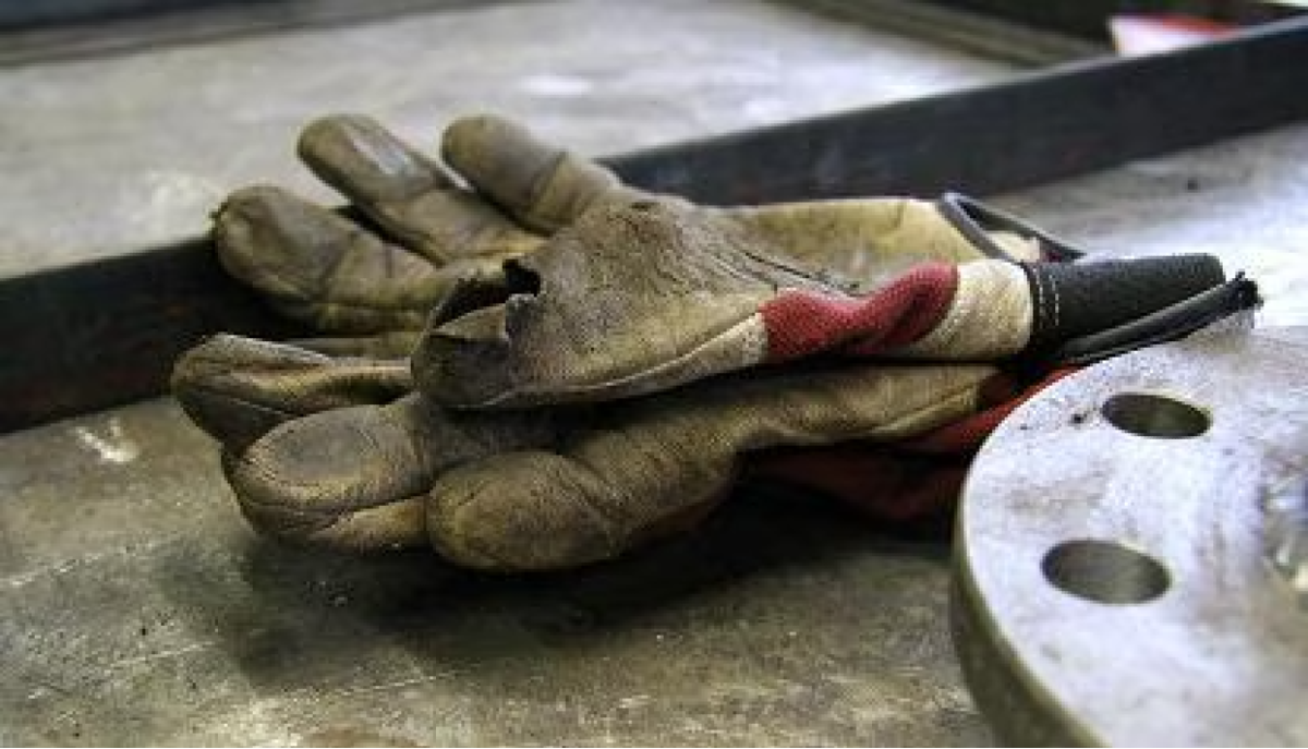 Cede la copertura, si aggrappa al carroponte e resta folgorato: muore un giovane operaio - 