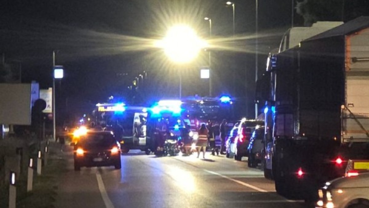 Scontro tra due moto sulla Pontebbana: centauri a terra, traffico paralizzato - 