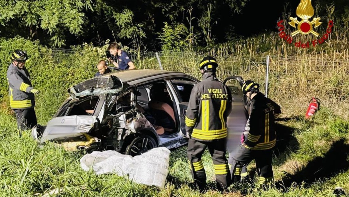 Auto esce di strada sull’A27, denso fumo dal motore: conducente soccorso - 