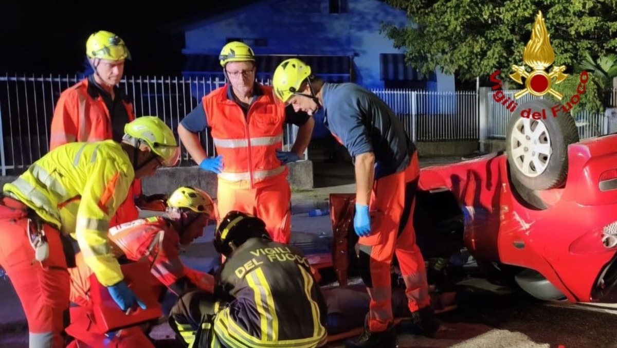 Incidente a Roveredo in Piano, finisce con l'auto a ruote all’aria: giovane ferito - 