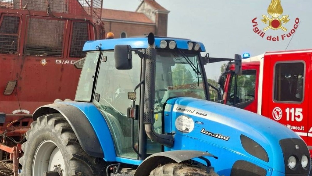 Resta intrappolato nel mezzo per la raccolta delle barbabietole: muore a 59 anni | VIDEO - 