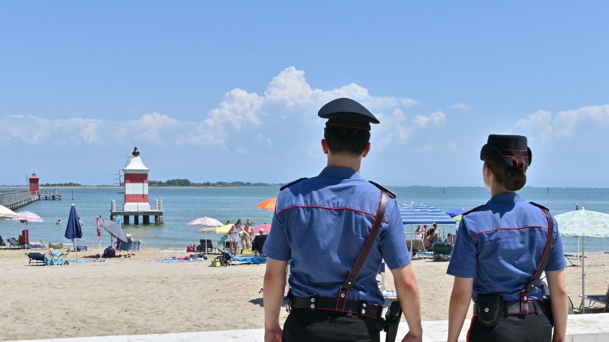 Controlli tra Lignano e Latisana: coltello da 19,5 cm, cocaina, hashish e 2 denunce per alcol - 