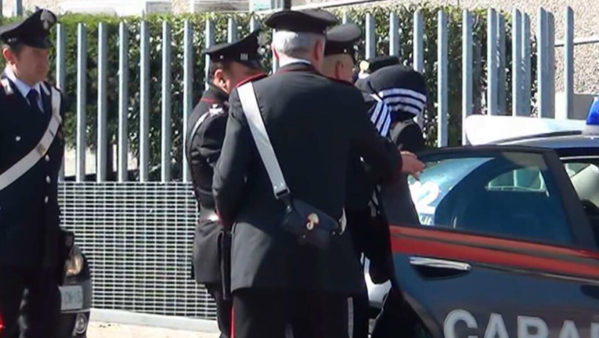 Picchia un ragazzino di 14 anni al supermercato: il sindaco lo segue e lo fa arrestare - 