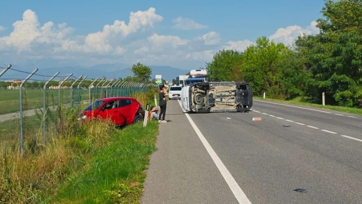Campoformido, traffico rallentato sulla Pontebbana dopo uno scontro: un’auto finisce su un fianco - 