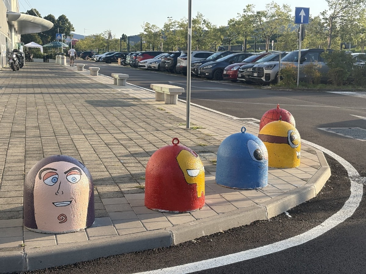 Due Carrare, 9 ragazzi ridipingono i paracarri del Cineplex: diventano Minions
