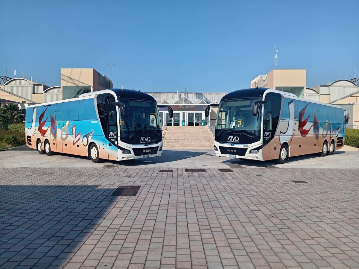 Jesolo, due autobus ATVO con la nuova immagine 2026 sulle linee per Venezia