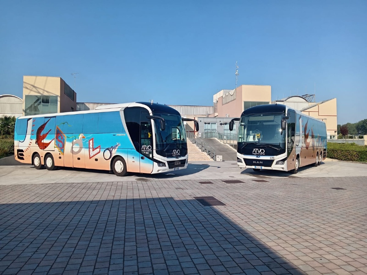Jesolo, due autobus ATVO con la nuova immagine 2026 sulle linee per Venezia