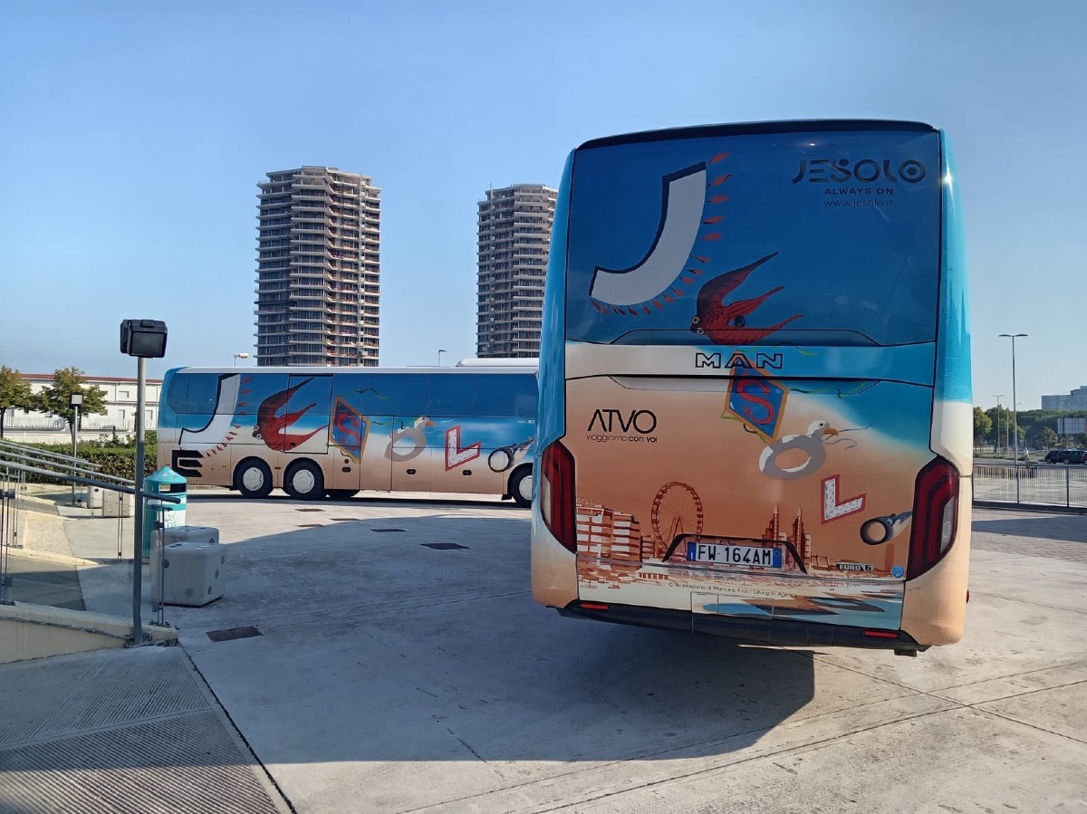 Jesolo, due autobus ATVO con la nuova immagine 2026 sulle linee per Venezia