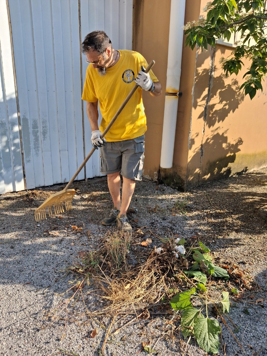 Raccolta rifiuti e taglio dell’erba in via P. Del Zoccolo a Pordenone