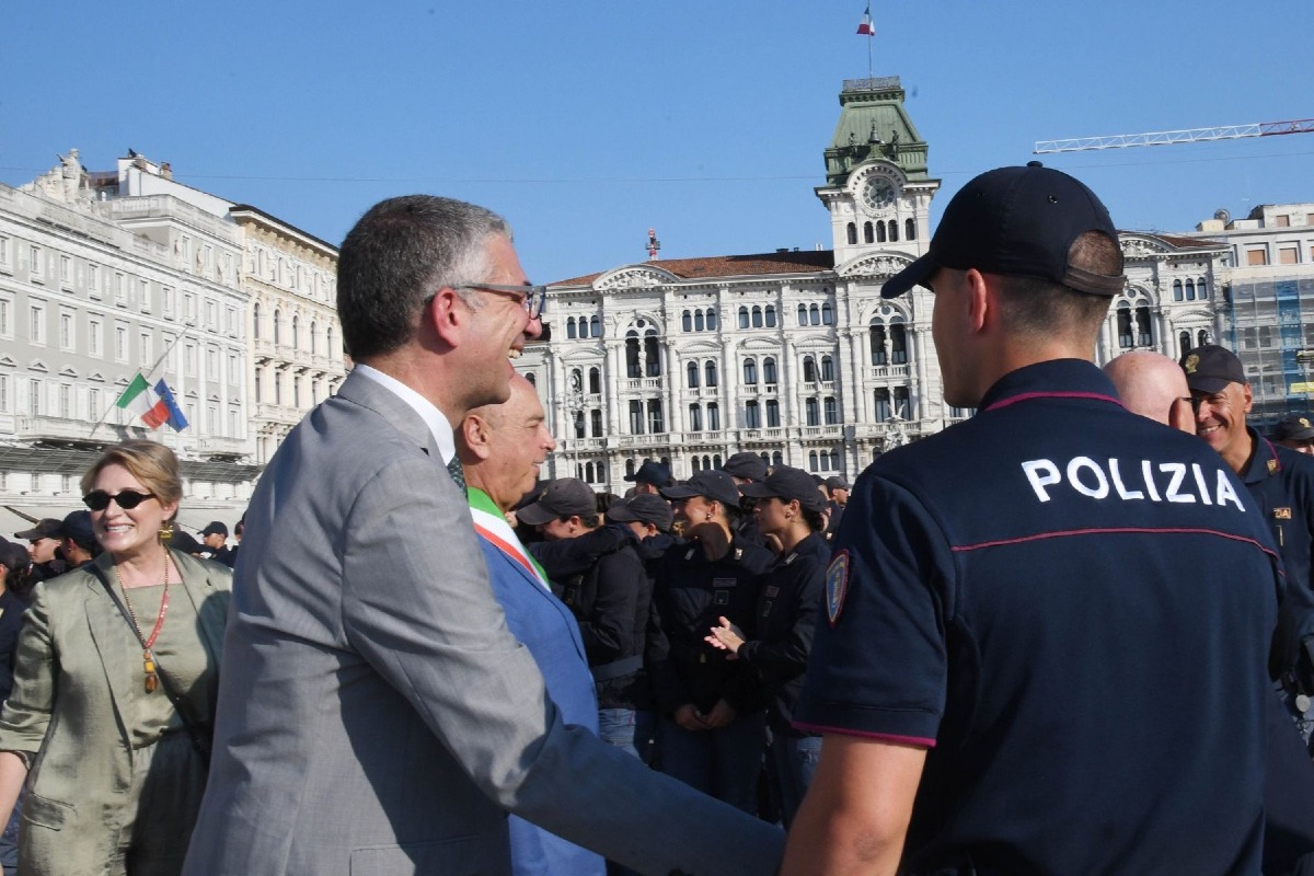 Trieste, 415 allievi agenti in piazza Unità per l’Ammainabandiera del 233° corso