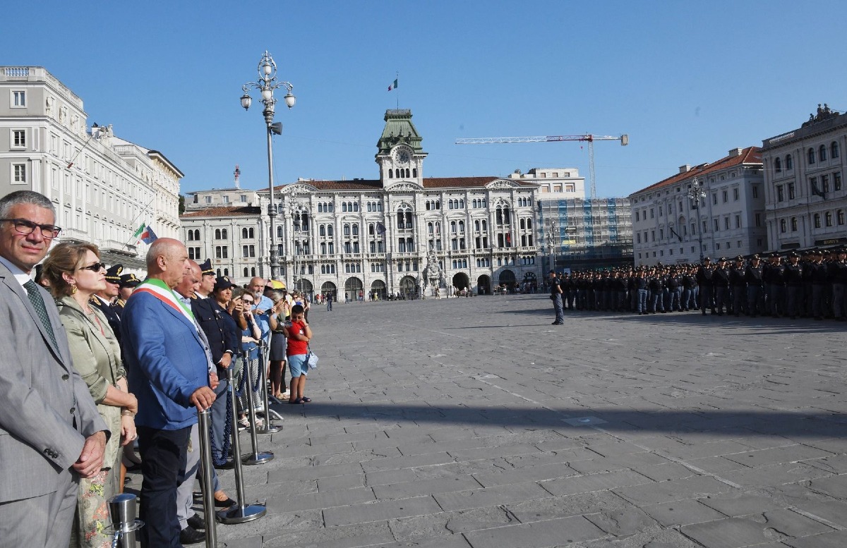 Trieste, 415 allievi agenti in piazza Unità per l’Ammainabandiera del 233° corso