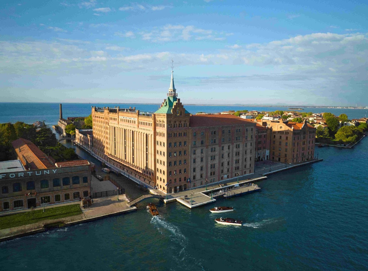 Mostra del Cinema 2026, Hilton Molino Stucky punta su rooftop movie night e cocktail a