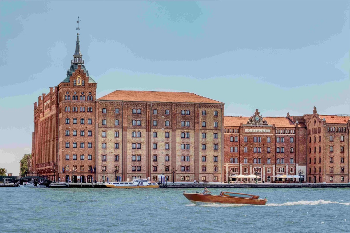 Mostra del Cinema 2026, Hilton Molino Stucky punta su rooftop movie night e cocktail a