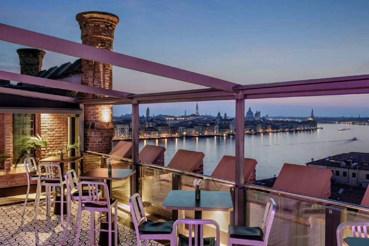 Mostra del Cinema 2026, Hilton Molino Stucky punta su rooftop movie night e cocktail a