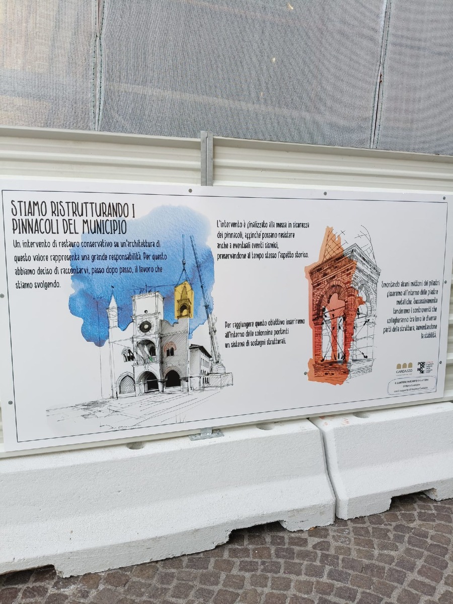 Pordenone, sul cantiere del Municipio teli illustrati spiegano i lavori ai pinnacoli
