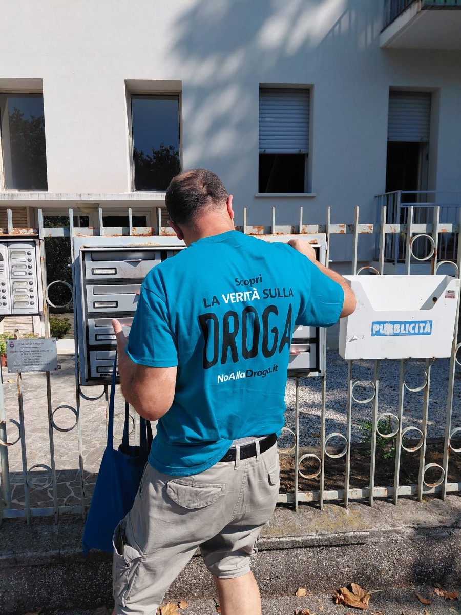 Migliaia di opuscoli sulle droghe distribuiti ad Albignasego dai volontari