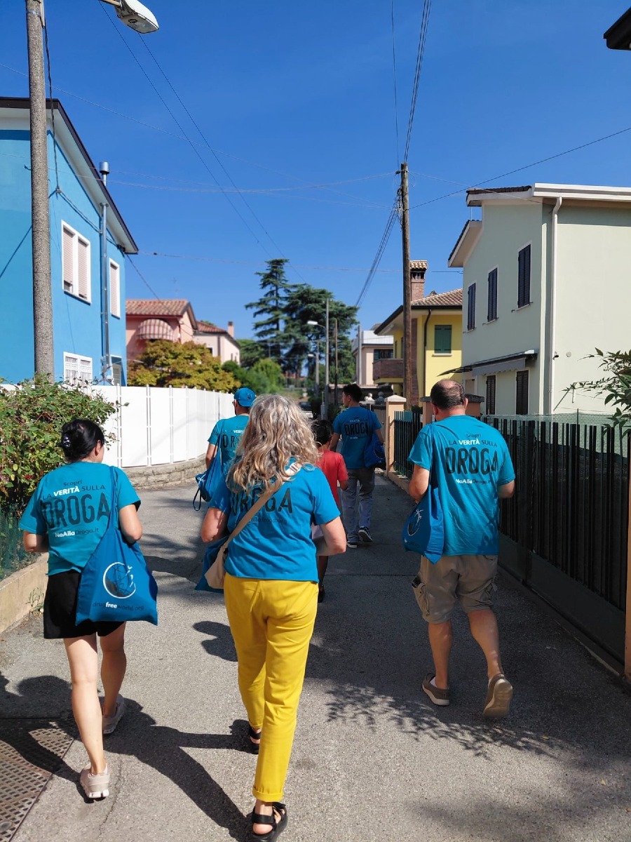 Migliaia di opuscoli sulle droghe distribuiti ad Albignasego dai volontari