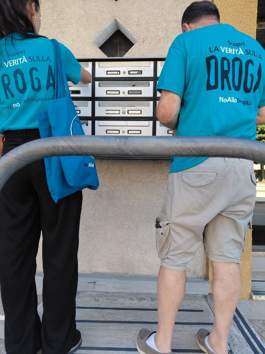 Migliaia di opuscoli sulle droghe distribuiti ad Albignasego dai volontari