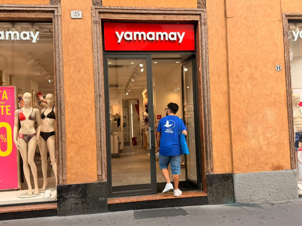 Centinaia di opuscoli sui diritti umani distribuiti dai volontari nel centro di Padova