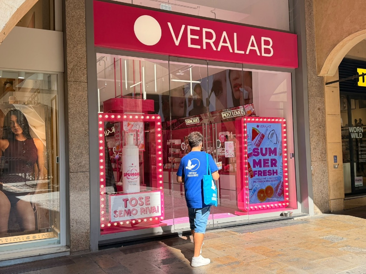 Centinaia di opuscoli sui diritti umani distribuiti dai volontari nel centro di Padova
