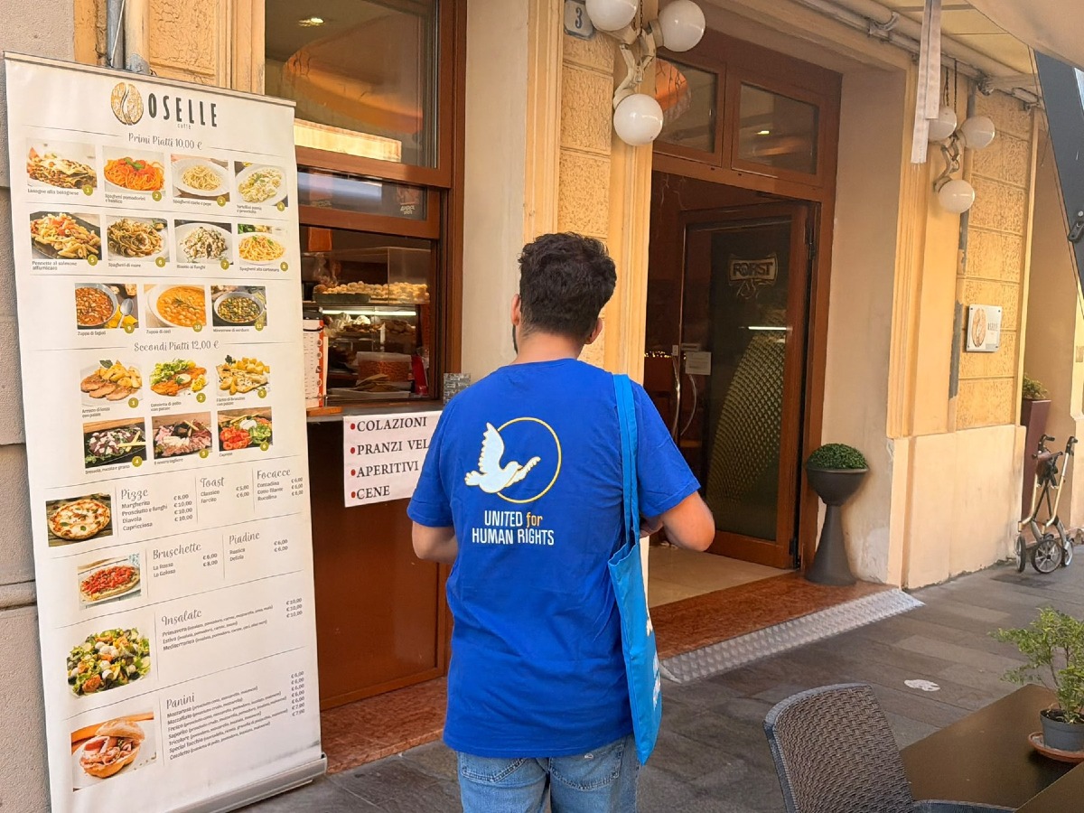 Centinaia di opuscoli sui diritti umani distribuiti dai volontari nel centro di Padova