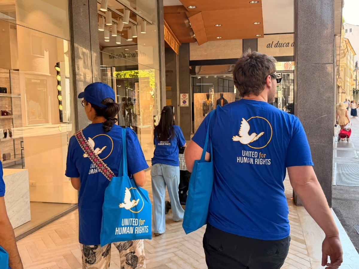 Centinaia di opuscoli sui diritti umani distribuiti dai volontari nel centro di Padova