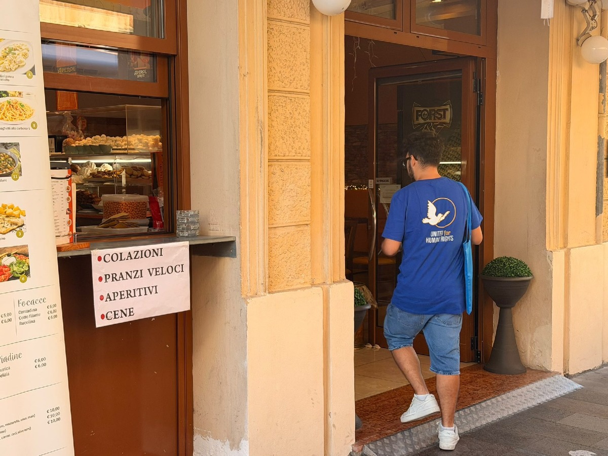 Centinaia di opuscoli sui diritti umani distribuiti dai volontari nel centro di Padova