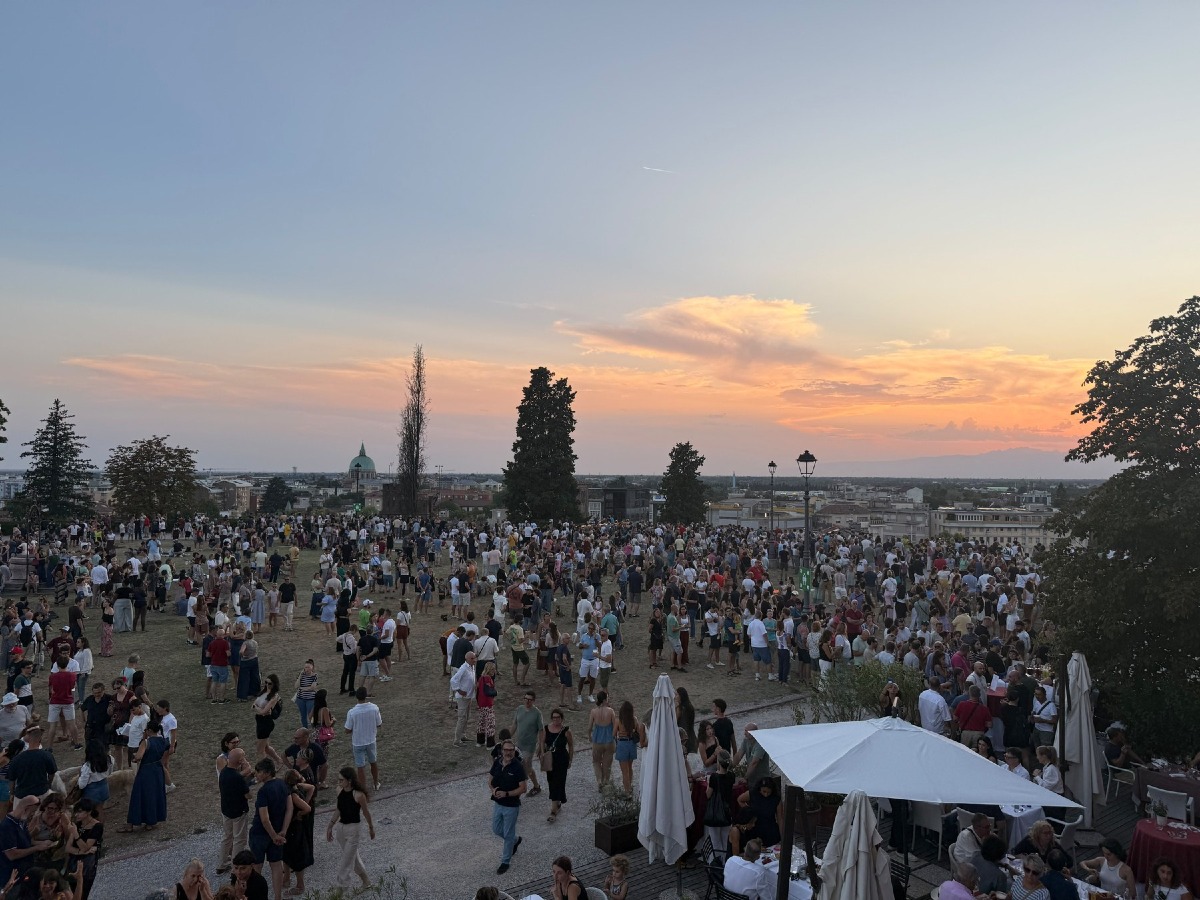 Eclissi di Sole a Udine, circa 2mila persone al Castello per il picco al 91%