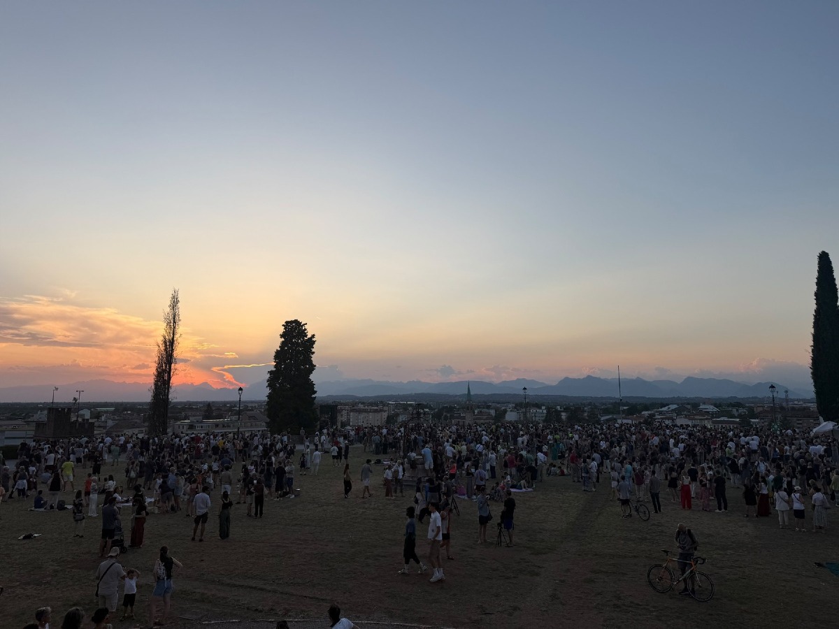 Eclissi di Sole a Udine, circa 2mila persone al Castello per il picco al 91%