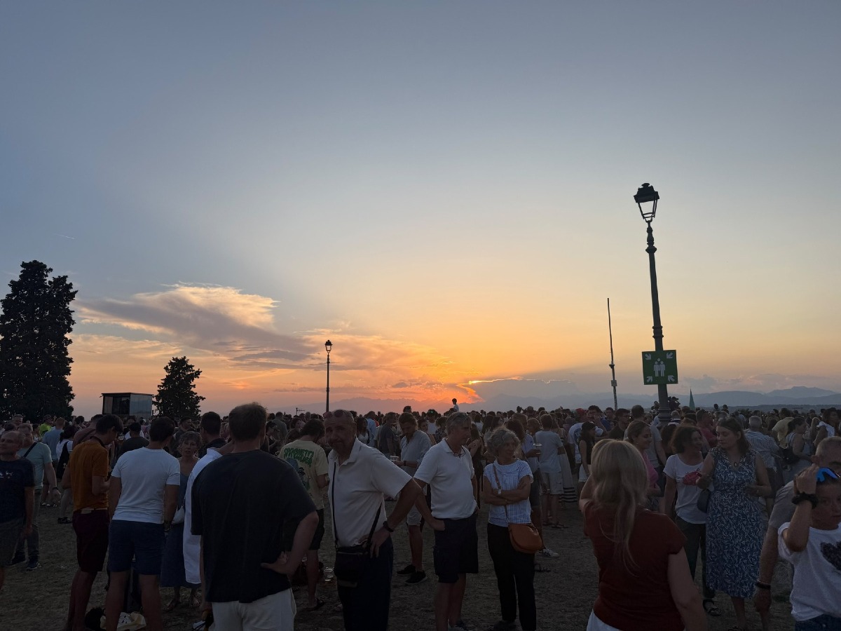 Eclissi di Sole a Udine, circa 2mila persone al Castello per il picco al 91%