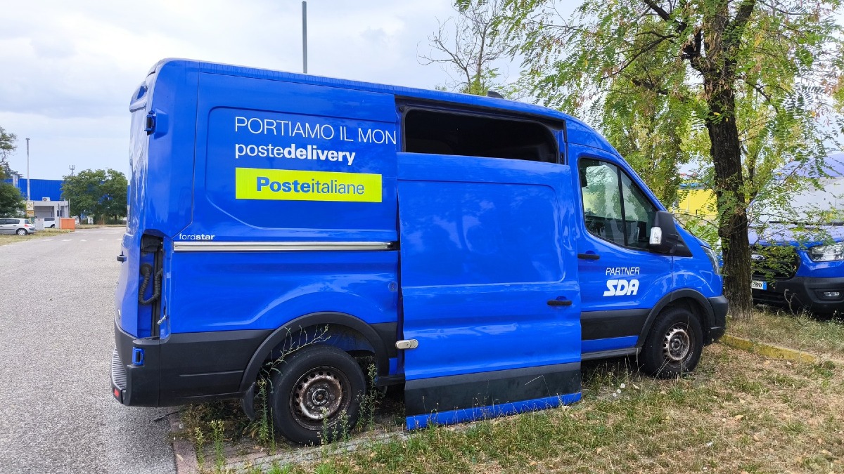 Tavagnacco, esposto sui furgoni Poste Delivery nei parcheggi pubblici di Feletto Umberto