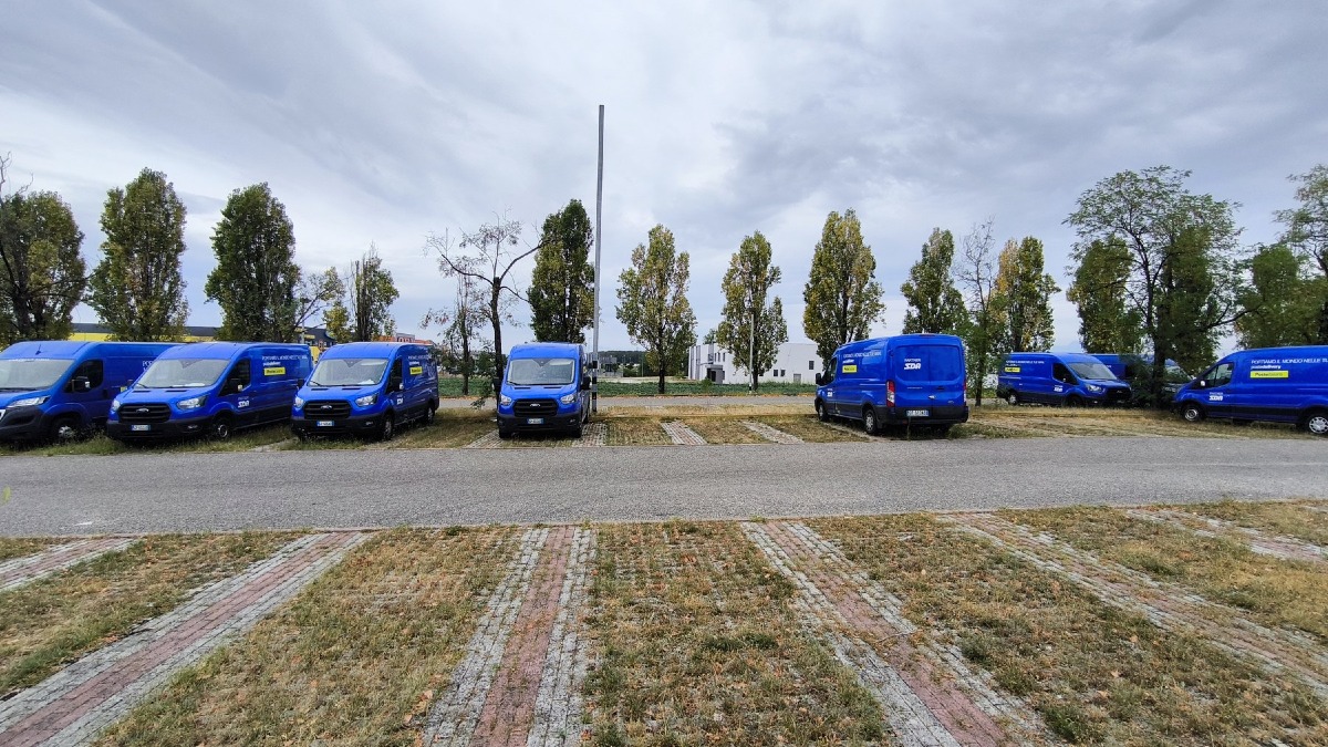 Tavagnacco, esposto sui furgoni Poste Delivery nei parcheggi pubblici di Feletto Umberto