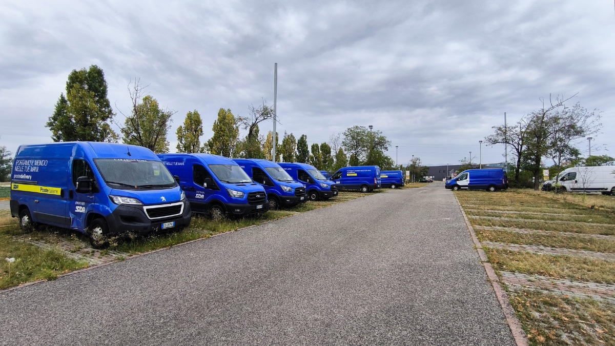 Tavagnacco, esposto sui furgoni Poste Delivery nei parcheggi pubblici di Feletto Umberto