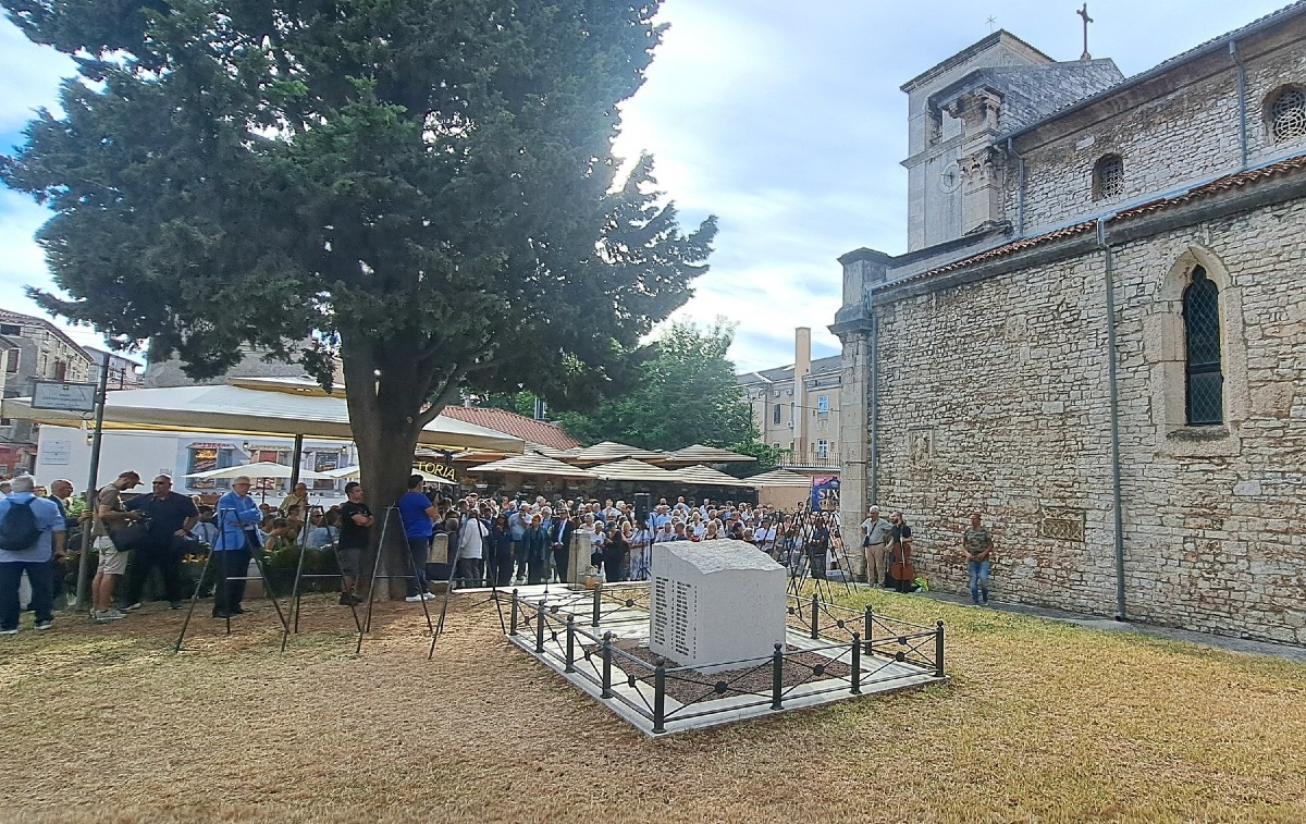 Vergarolla, a 80 anni dalla strage Rojc: un nuovo cippo con i nomi delle vittime
