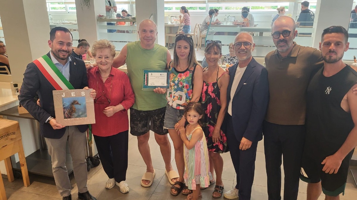 Vacanze a Jesolo, riconoscimento a tre famiglie ospiti da 30 e 40 anni negli stessi hotel