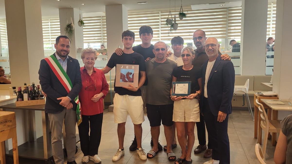 Vacanze a Jesolo, riconoscimento a tre famiglie ospiti da 30 e 40 anni negli stessi hotel