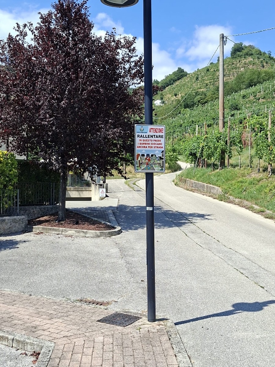 Farra di Soligo installa 10 cartelli nelle borgate: «Rallentare, qui i bambini giocano