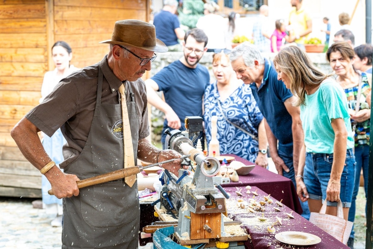 Scultori dal vivo e mostra-mercato: a Sutrio torna Magia del Legno
