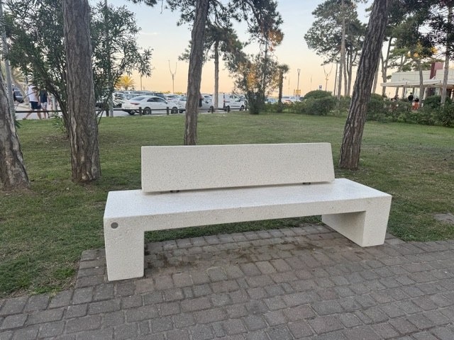 Parco del Mare di Lignano Pineta, sostituite le sedute gialle con 15 nuove panchine