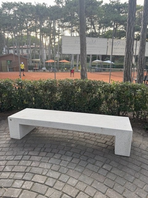 Parco del Mare di Lignano Pineta, sostituite le sedute gialle con 15 nuove panchine