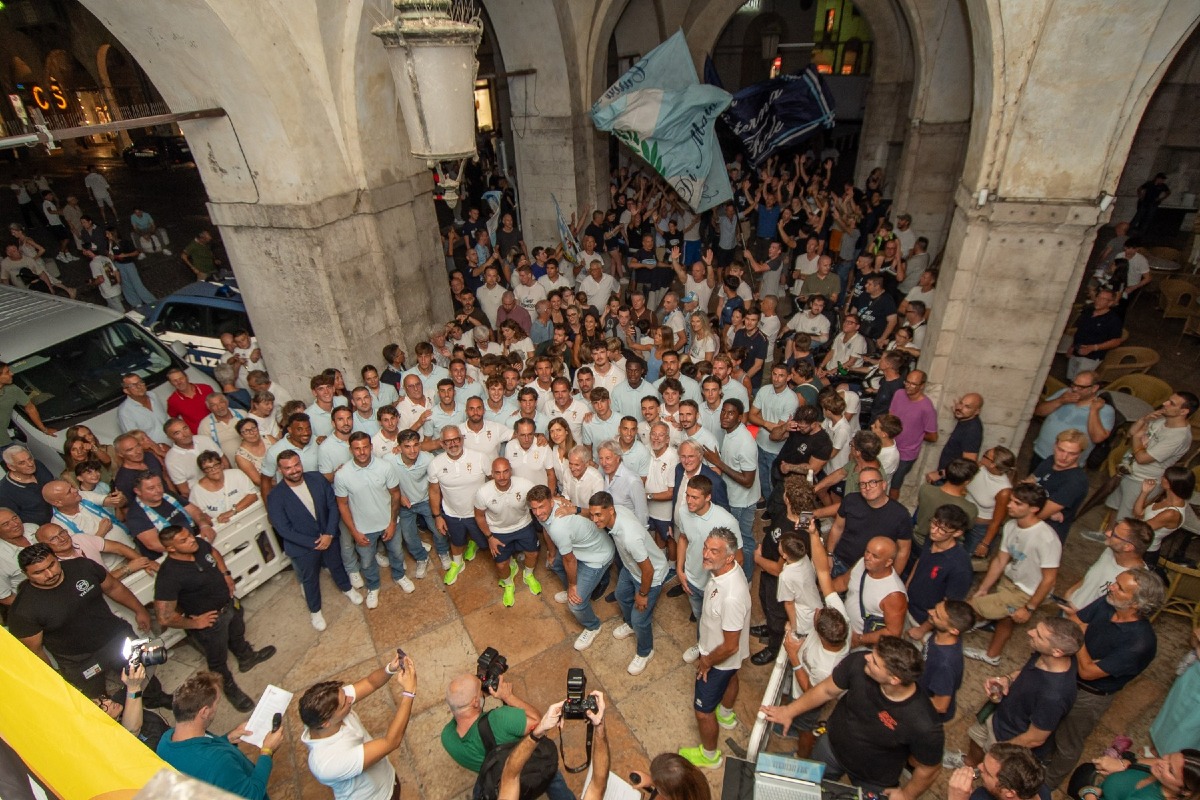 Treviso FBC, svelata la nuova prima maglia davanti ai tifosi in Piazzetta Aldo Moro