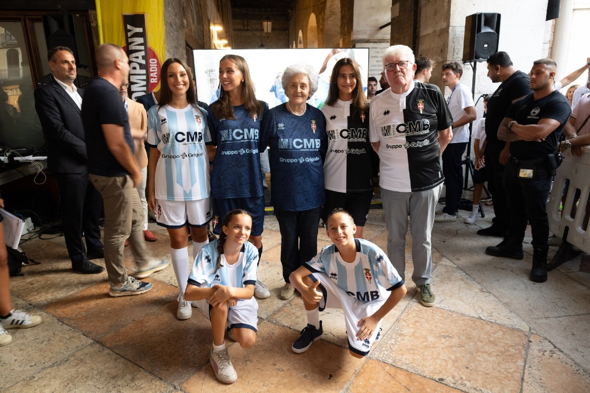 Treviso FBC, svelata la nuova prima maglia davanti ai tifosi in Piazzetta Aldo Moro