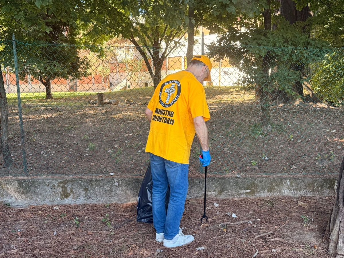 Vicenza, raccolti rifiuti abbandonati nel quartiere San Pio X: pulizia in strade e parco