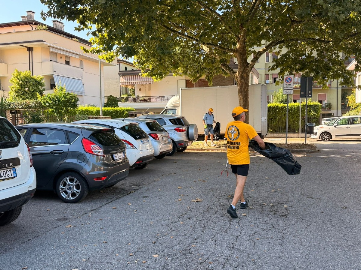 Vicenza, raccolti rifiuti abbandonati nel quartiere San Pio X: pulizia in strade e parco