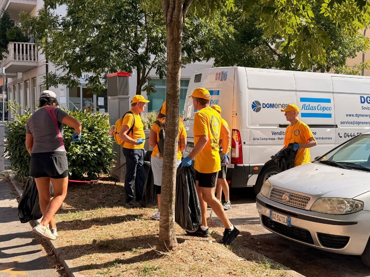 Vicenza, raccolti rifiuti abbandonati nel quartiere San Pio X: pulizia in strade e parco
