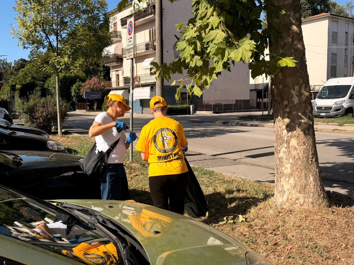 Vicenza, raccolti rifiuti abbandonati nel quartiere San Pio X: pulizia in strade e parco