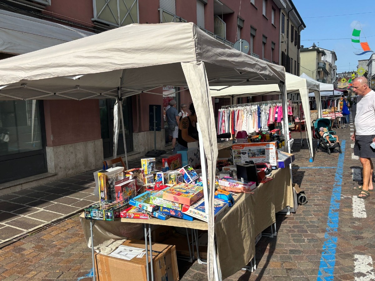 Monfalcone, 30 mila persone per lo Sbaracco 2026: oltre 410 stand e 65 negozi coinvolti