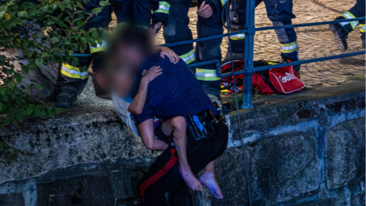 Tre bambini non riescono più a uscire dal fiume: il salvataggio davanti ai genitori - 