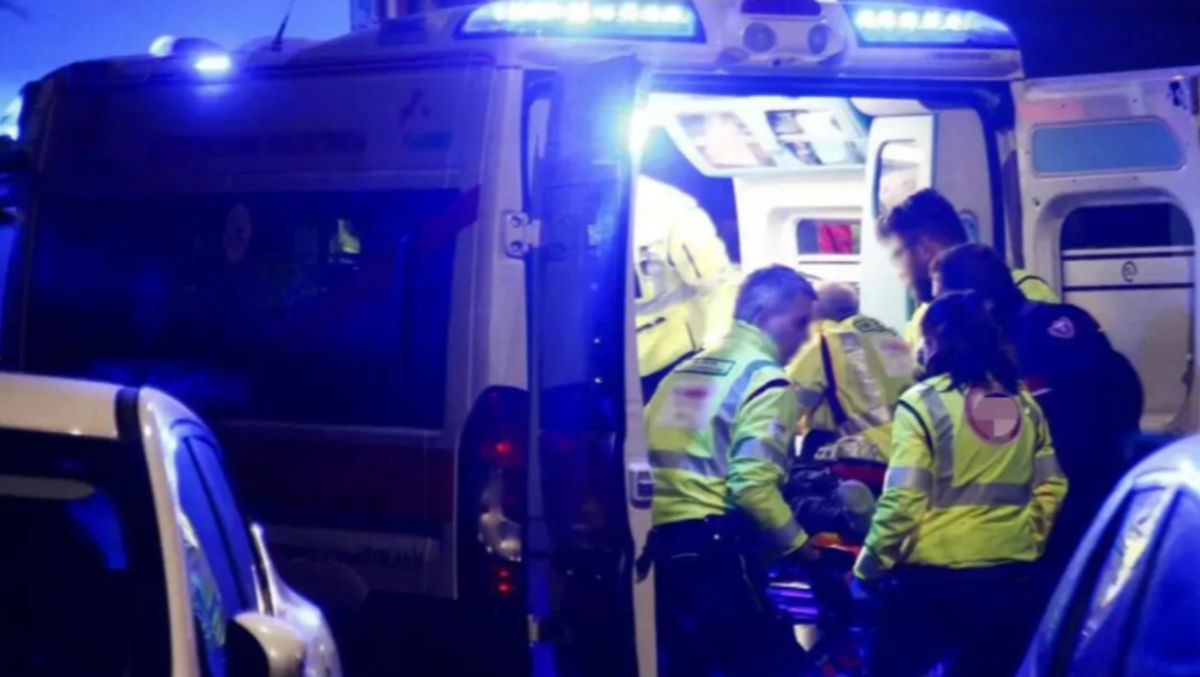 Cammina sulla MeBo in piena notte, minibus lo travolge: morto a 47 anni - 