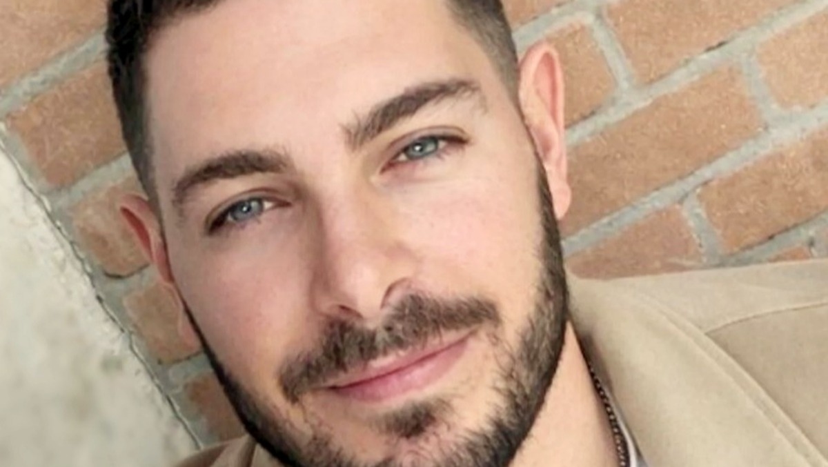«Mi hanno spinto e derubato»: poche ore dopo Andrea Caracciolo viene trovato morto a 34 anni in casa - 